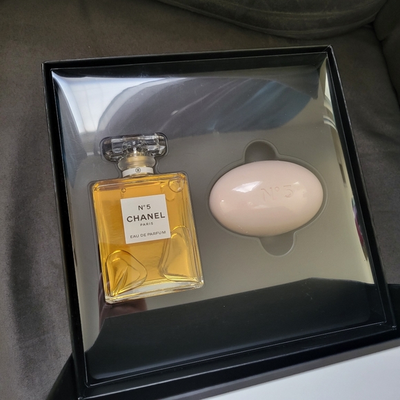 Chanel No 5 EDP 3.4oz Spray & Bath Soap Signature Box Gift Set NEW - Picture 8 of 8